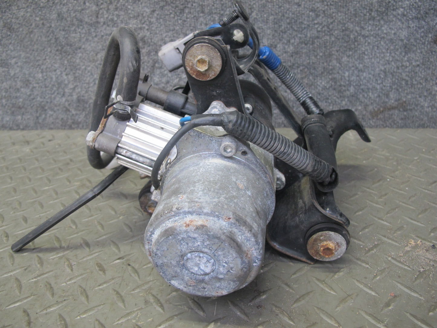 07-17 Lexus LS600h LS460 Air Ride Suspension Compressor Pump w Bracket OEM