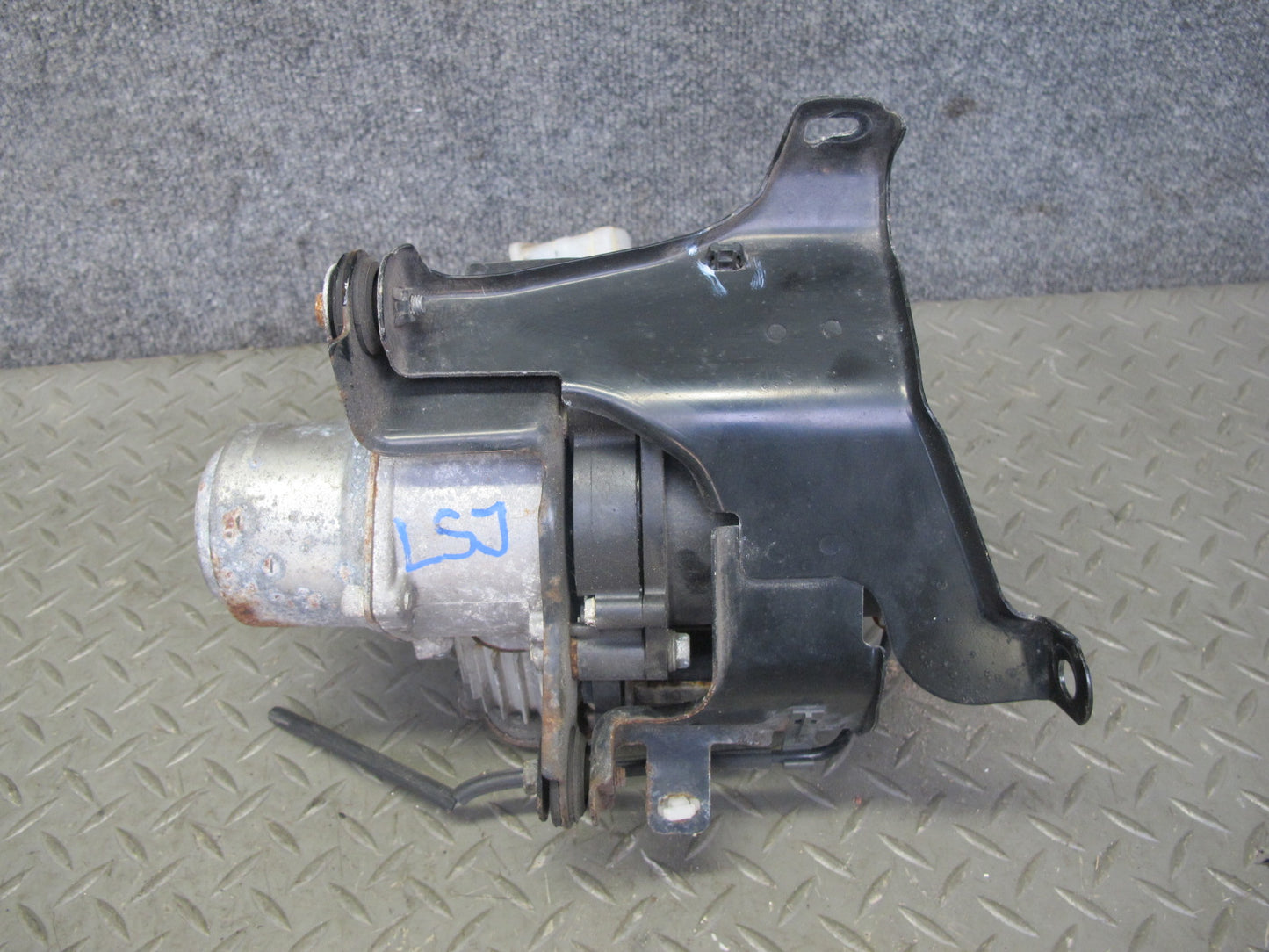07-17 Lexus LS600h LS460 Air Ride Suspension Compressor Pump w Bracket OEM