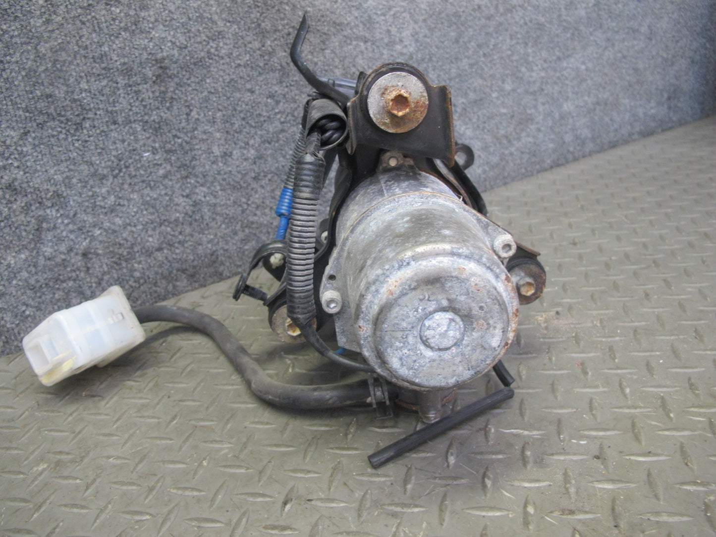07-17 Lexus LS600h LS460 Air Ride Suspension Compressor Pump w Bracket OEM