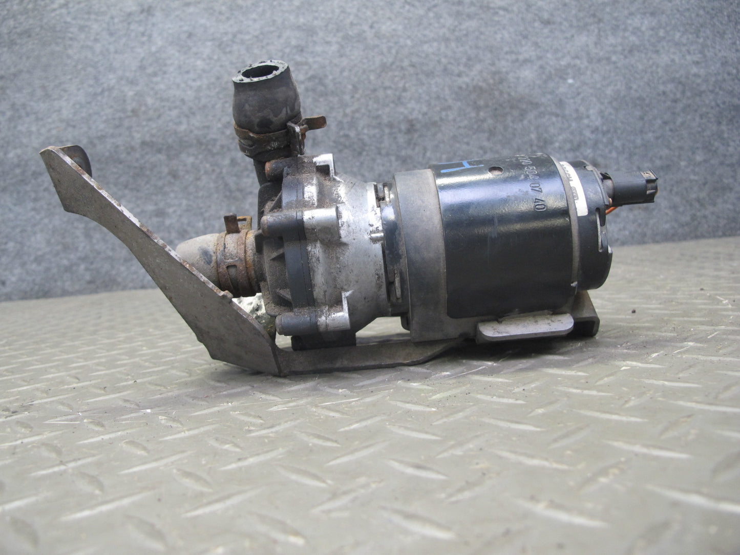 07-11 Mercedes ML63 AMG Auxiliary AUX Circulation Water Pump w Bracket Mount OEM
