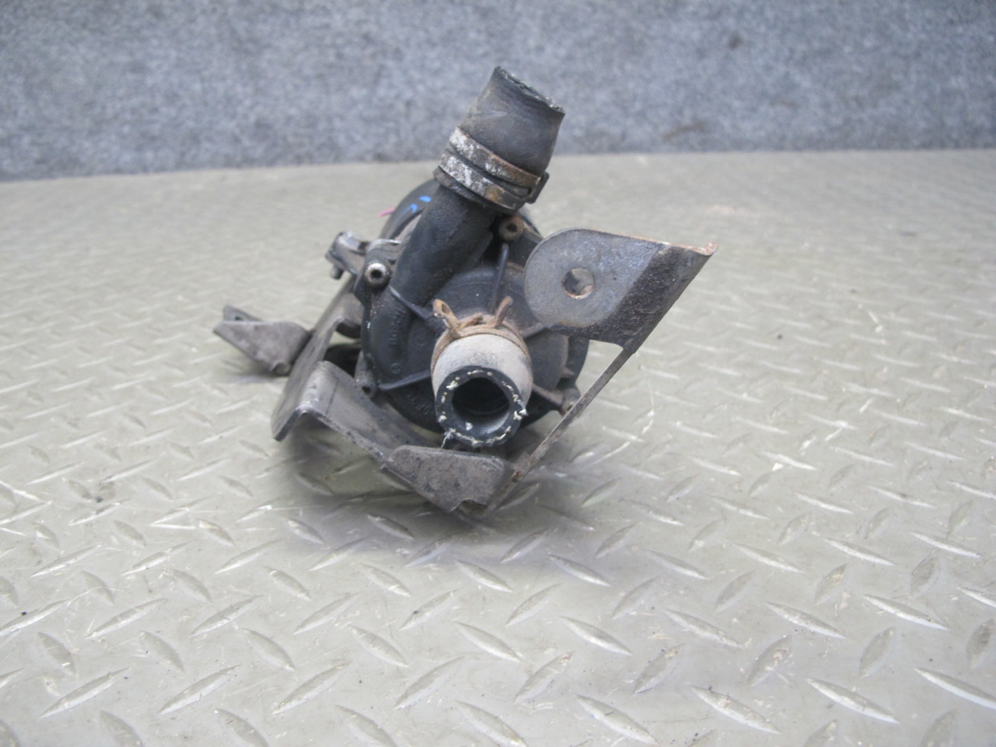 07-11 Mercedes ML63 AMG Auxiliary AUX Circulation Water Pump w Bracket Mount OEM