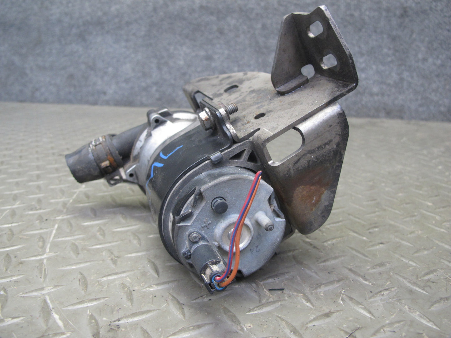 07-11 Mercedes ML63 AMG Auxiliary AUX Circulation Water Pump w Bracket Mount OEM