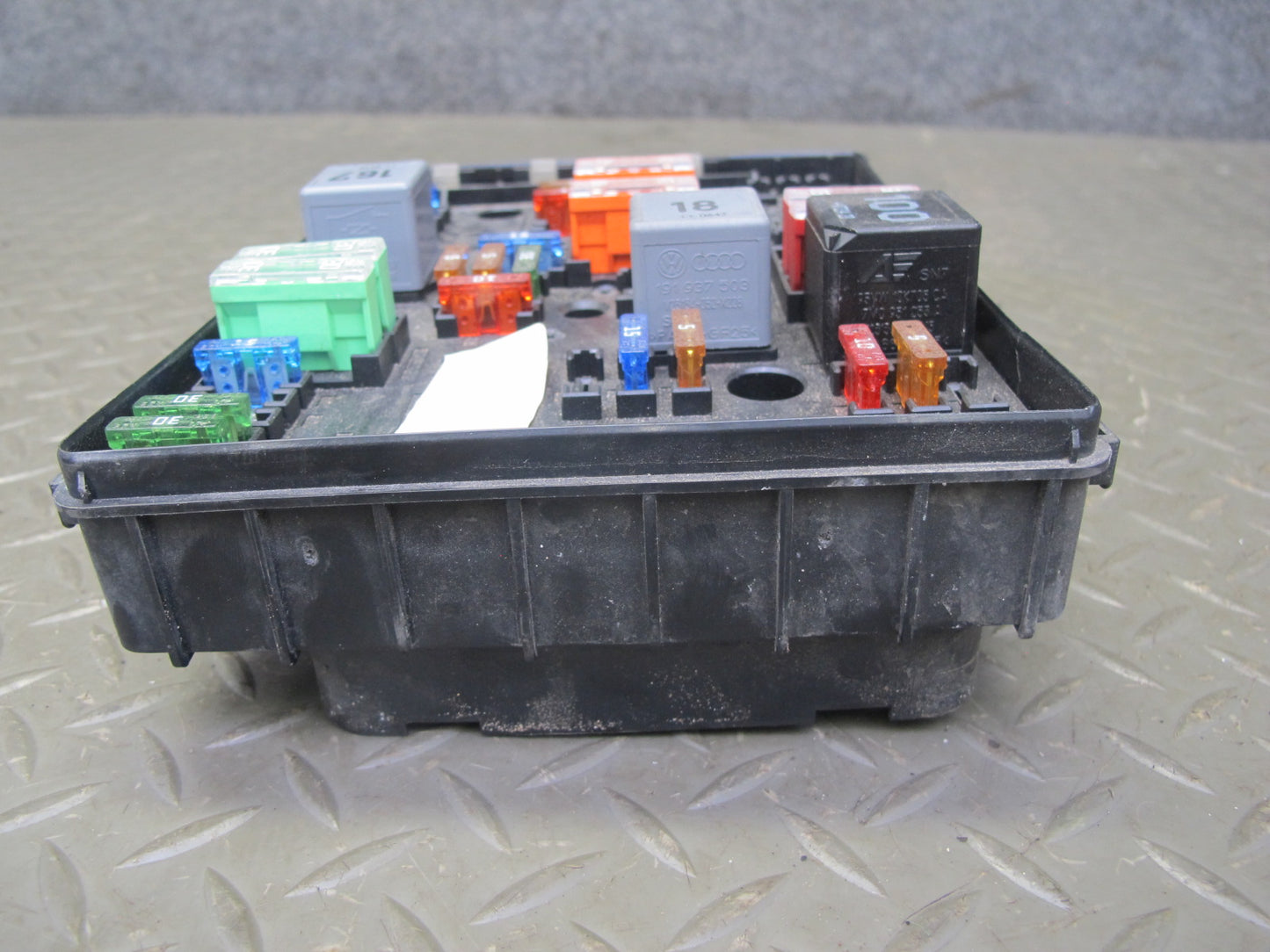 06-16 VW Golf MK5 R32 Passat CC VR6 Engine Bay Fuse Relay Box Module OEM