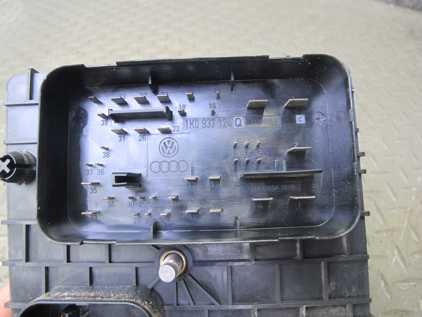 06-16 VW Golf MK5 R32 Passat CC VR6 Engine Bay Fuse Relay Box Module OEM