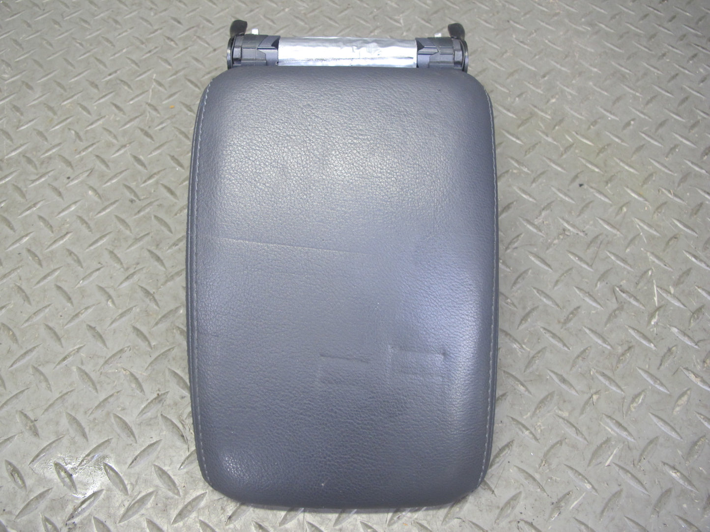 05-09 VW Golf R32 GTI Rabbit Jetta Center Console Leather Armrest Lid OEM