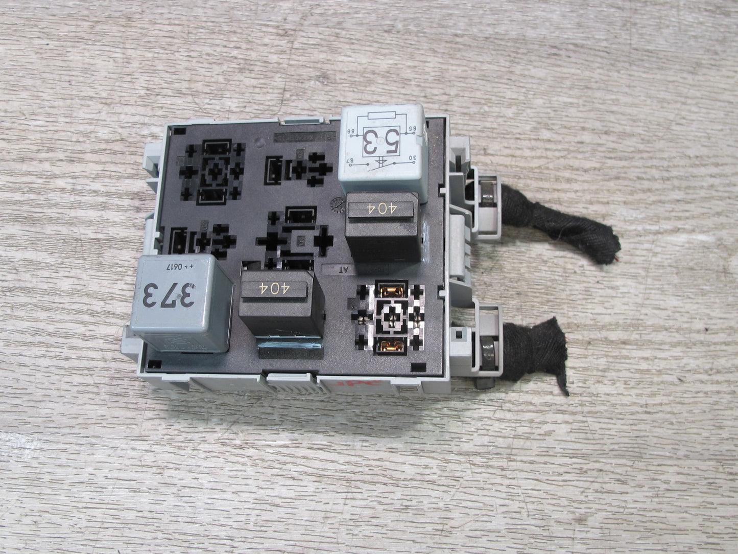 2003-2010 Porsche Cayenne 955 Under Hood Fuse Relay Box Module