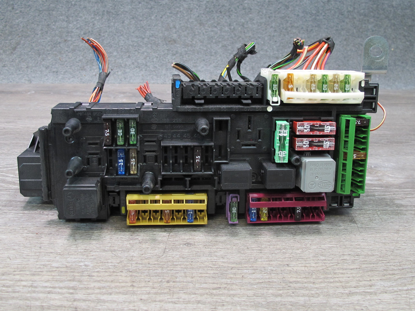 2012-2016 Mercedes R172 SLK Rear SAM Module Relay Fuse Box Assembly 1729060105