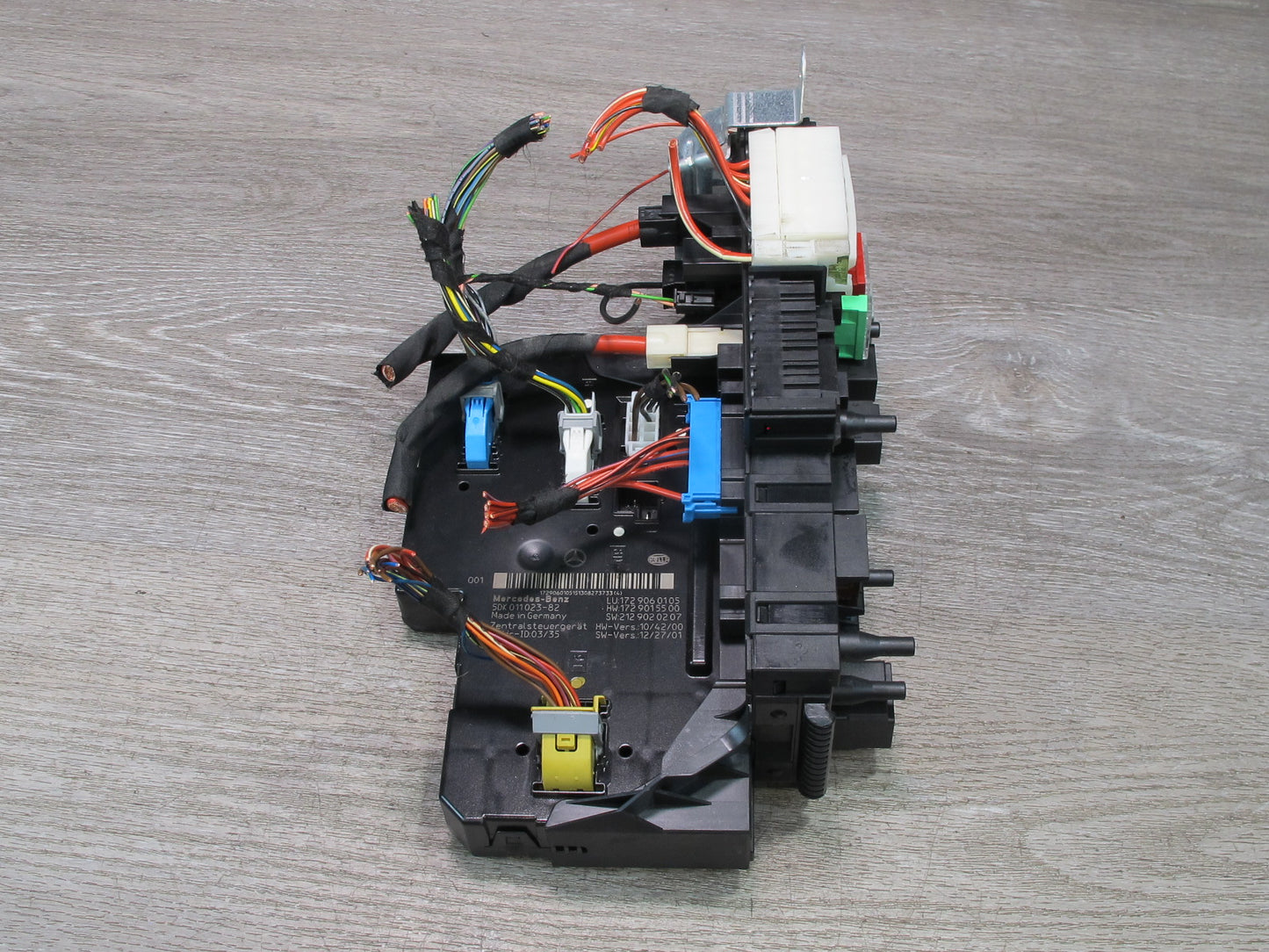 2012-2016 Mercedes R172 SLK Rear SAM Module Relay Fuse Box Assembly 1729060105