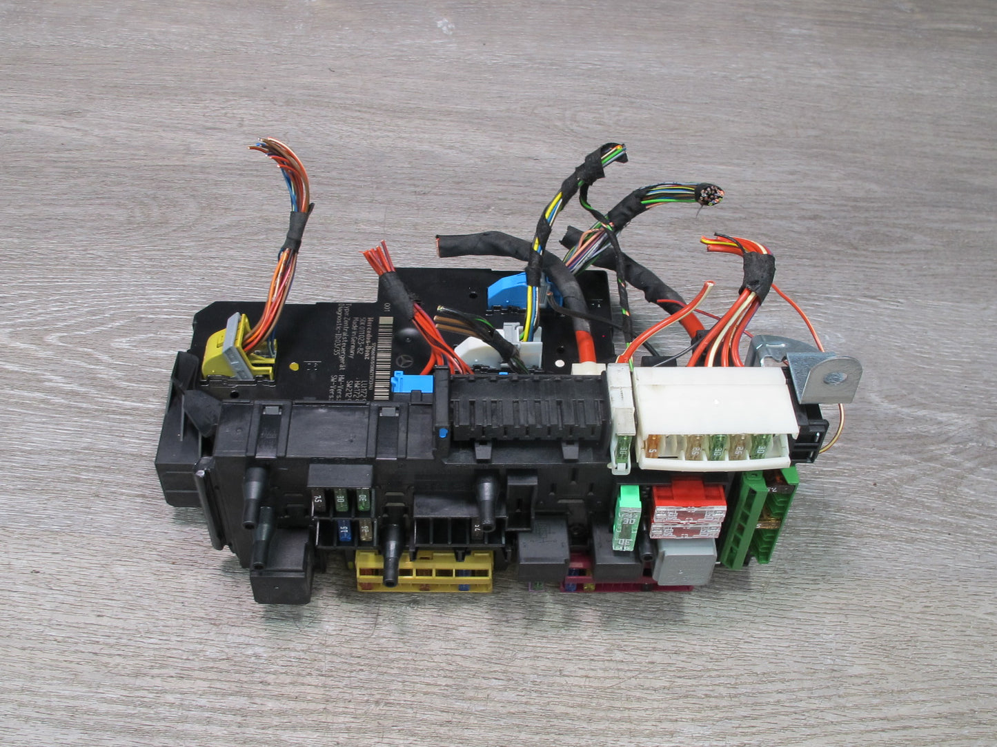 2012-2016 Mercedes R172 SLK Rear SAM Module Relay Fuse Box Assembly 1729060105