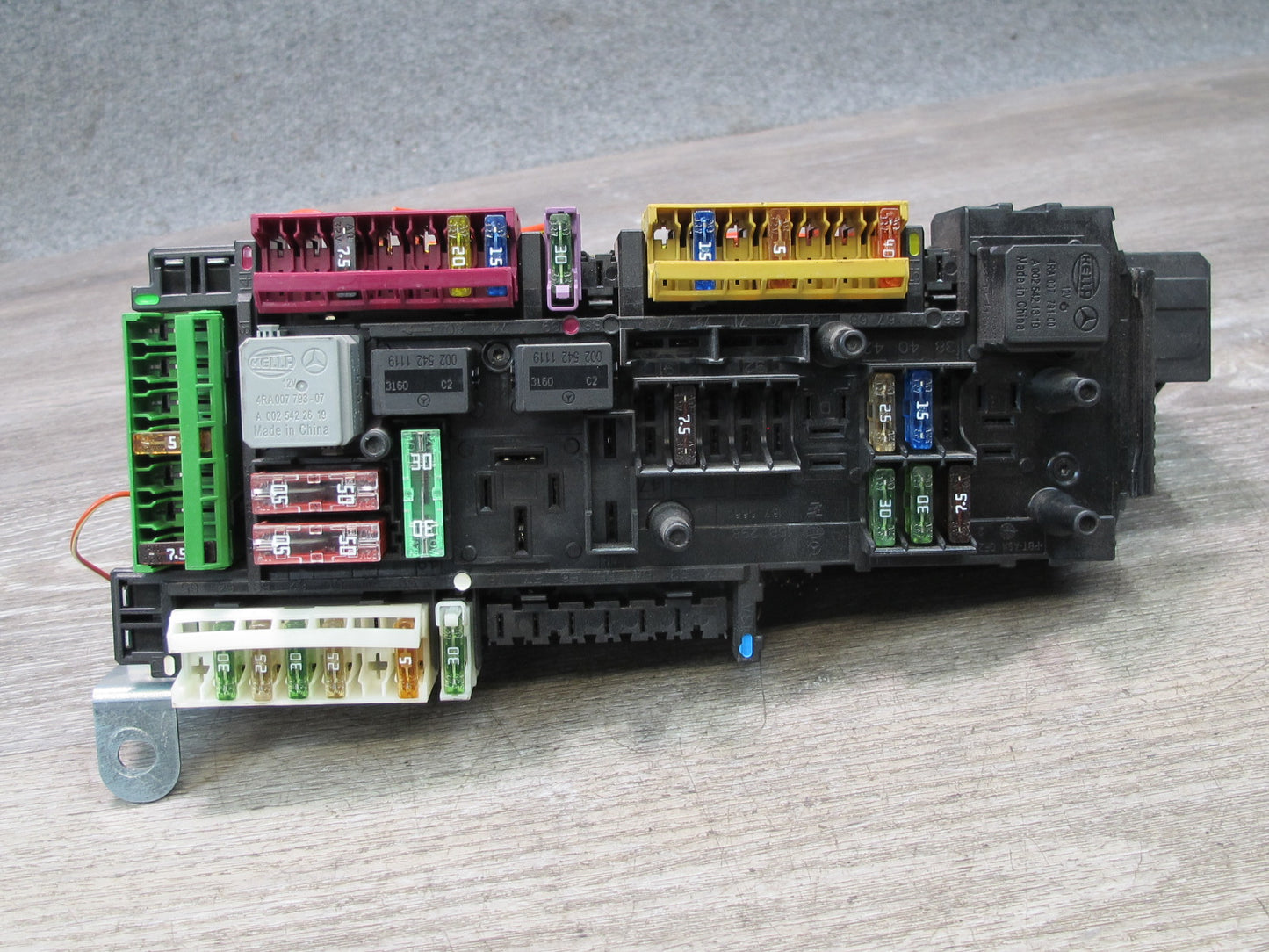 2012-2016 Mercedes R172 SLK Rear SAM Module Relay Fuse Box Assembly 1729060105