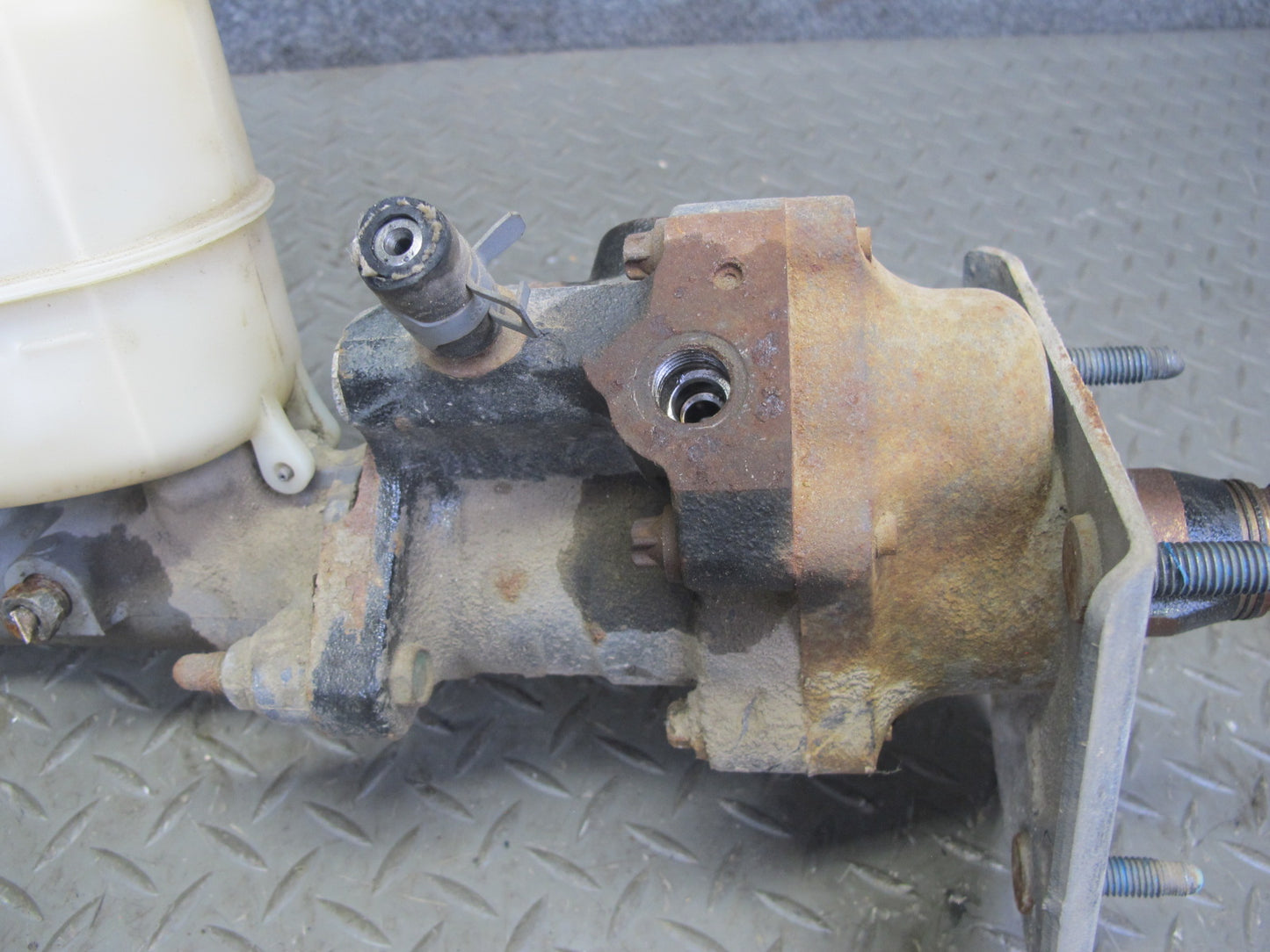 2003-2007 Hummer H2 Brake Master Cylinder Booster Fluid Reservoir Assembly