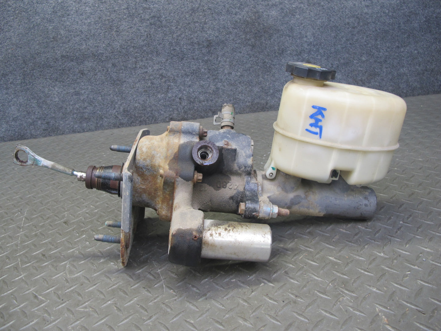 2003-2007 Hummer H2 Brake Master Cylinder Booster Fluid Reservoir Assembly