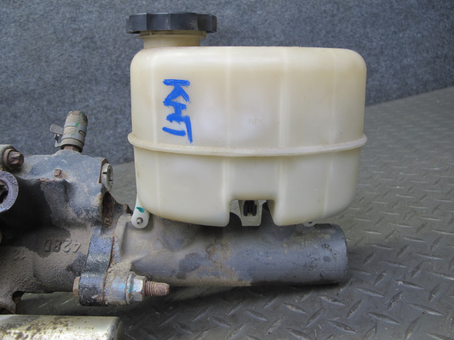2003-2007 Hummer H2 Brake Master Cylinder Booster Fluid Reservoir Assembly