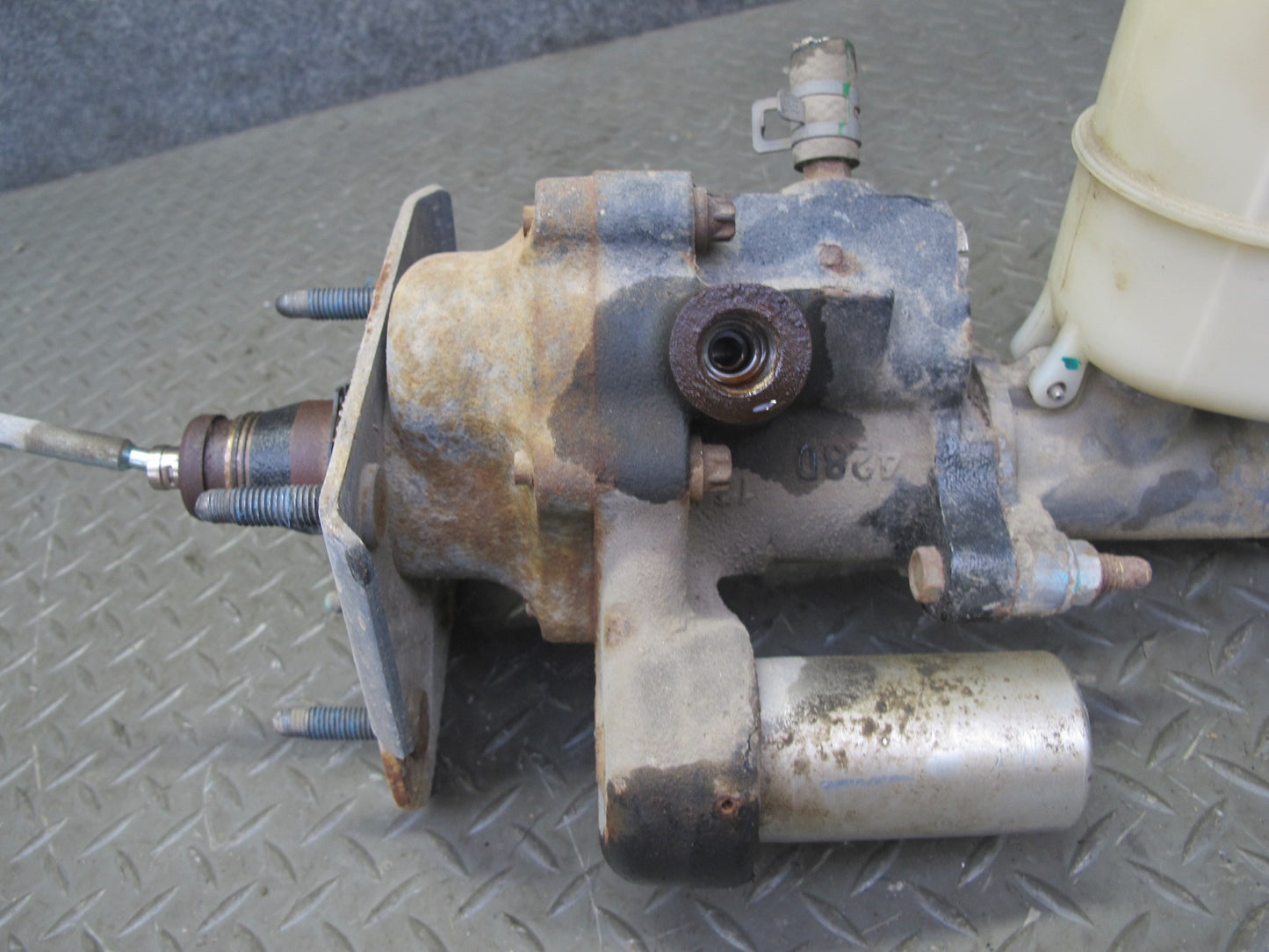 2003-2007 Hummer H2 Brake Master Cylinder Booster Fluid Reservoir Assembly