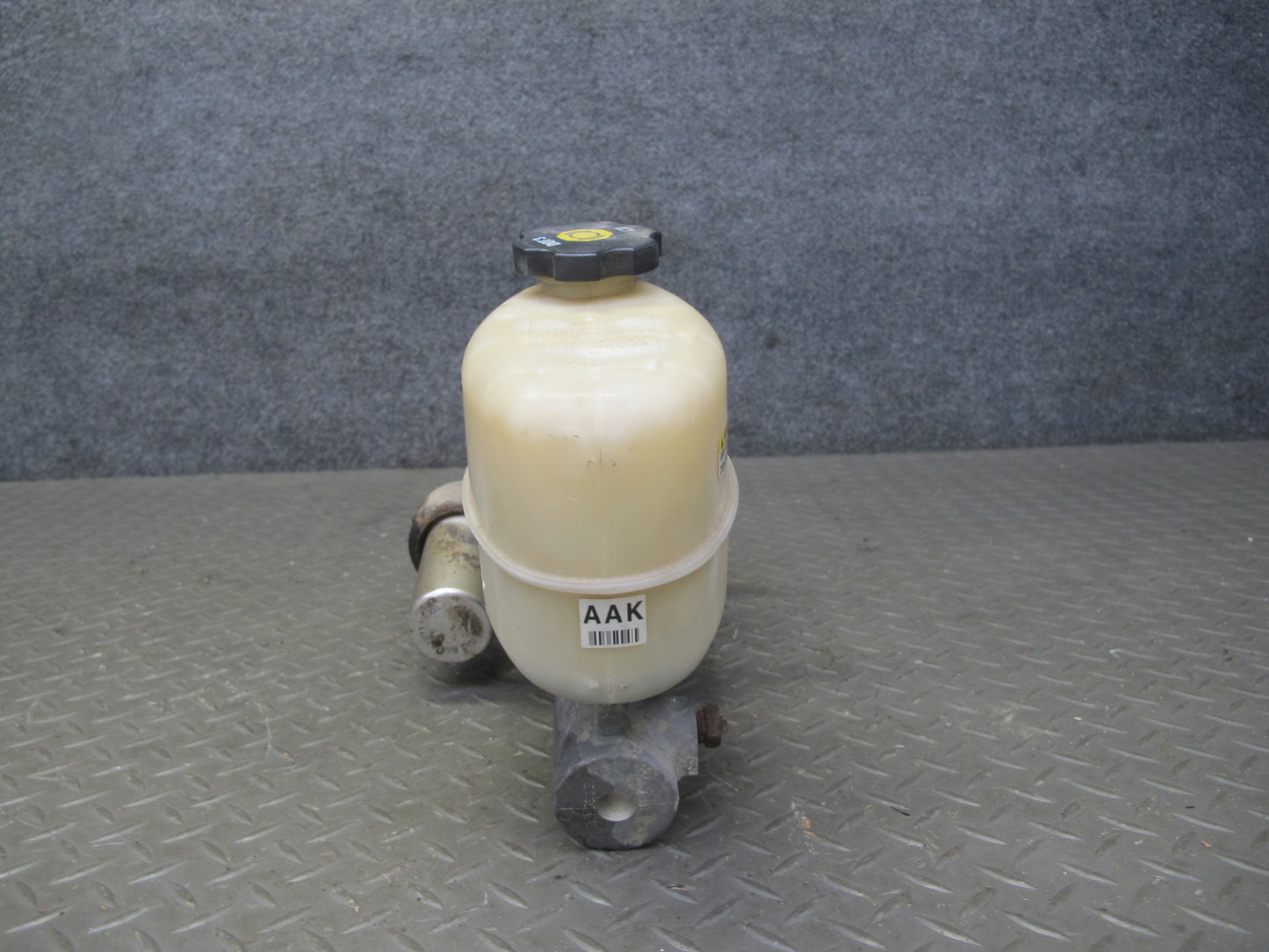 2003-2007 Hummer H2 Brake Master Cylinder Booster Fluid Reservoir Assembly