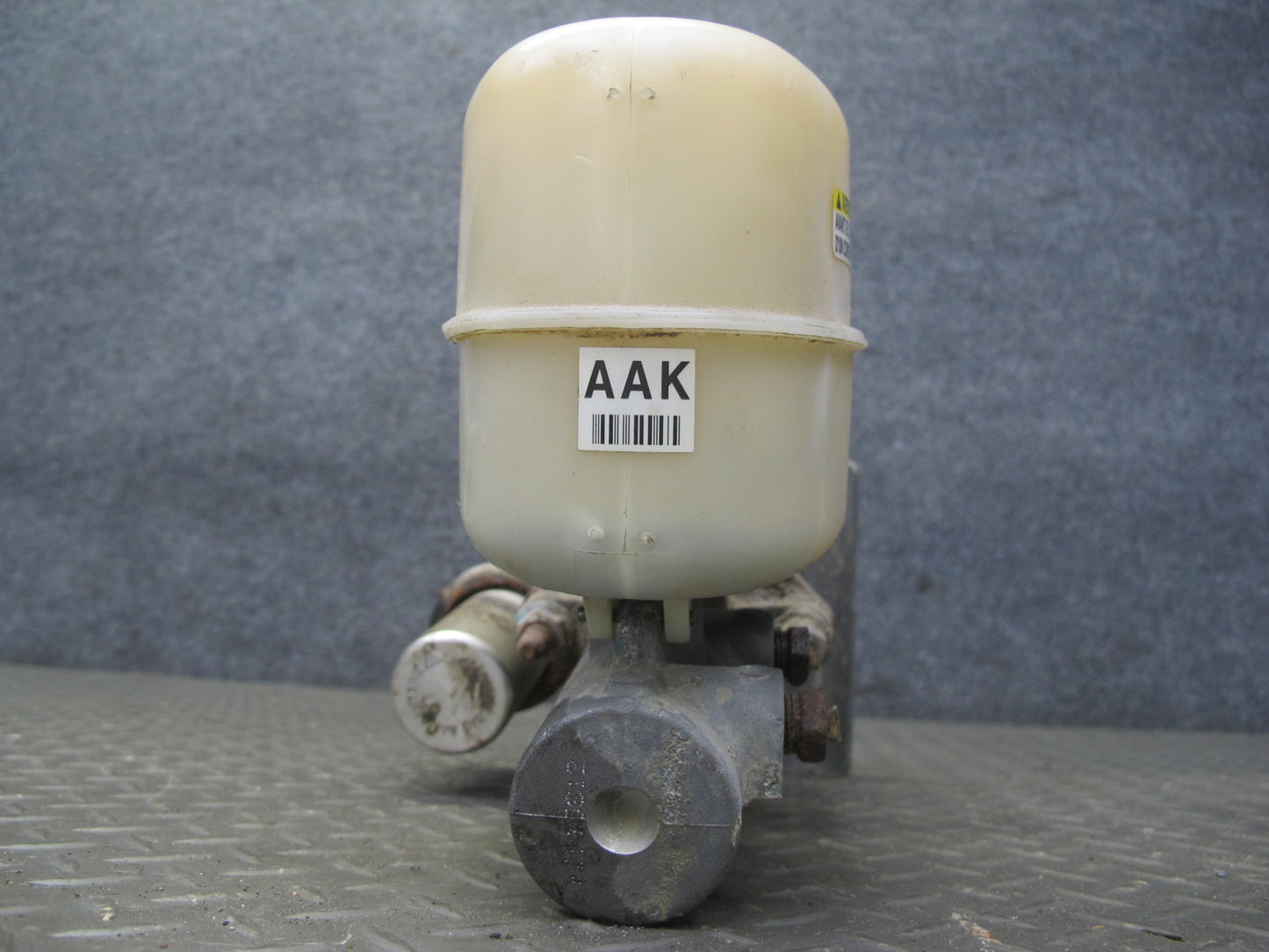 2003-2007 Hummer H2 Brake Master Cylinder Booster Fluid Reservoir Assembly