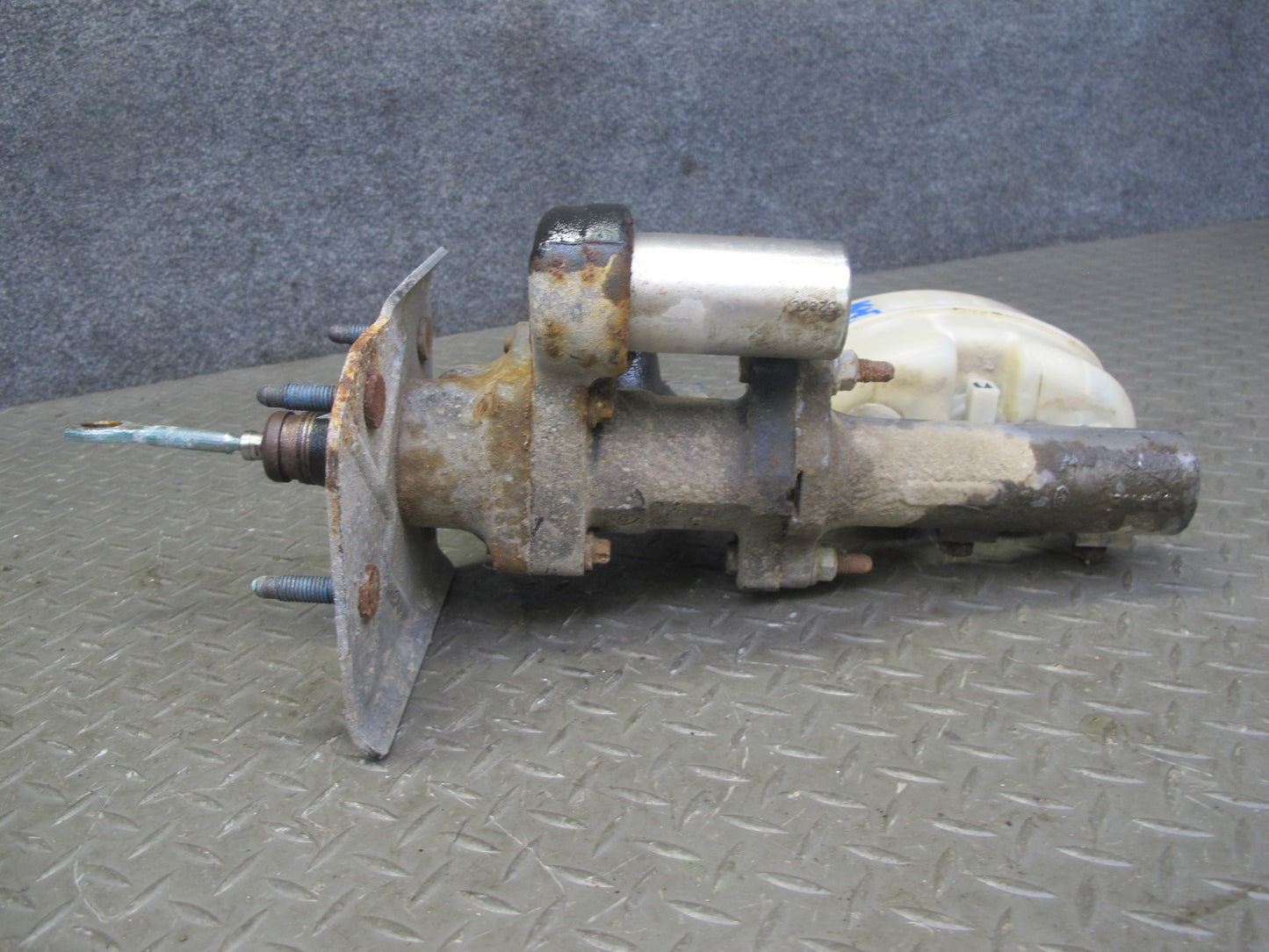 2003-2007 Hummer H2 Brake Master Cylinder Booster Fluid Reservoir Assembly
