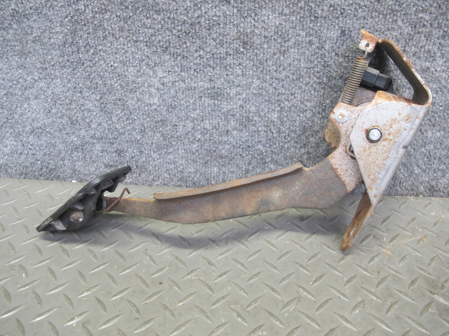 2004-2007 Hummer H2 Accelerator Gas Pedal Throttle Sensor