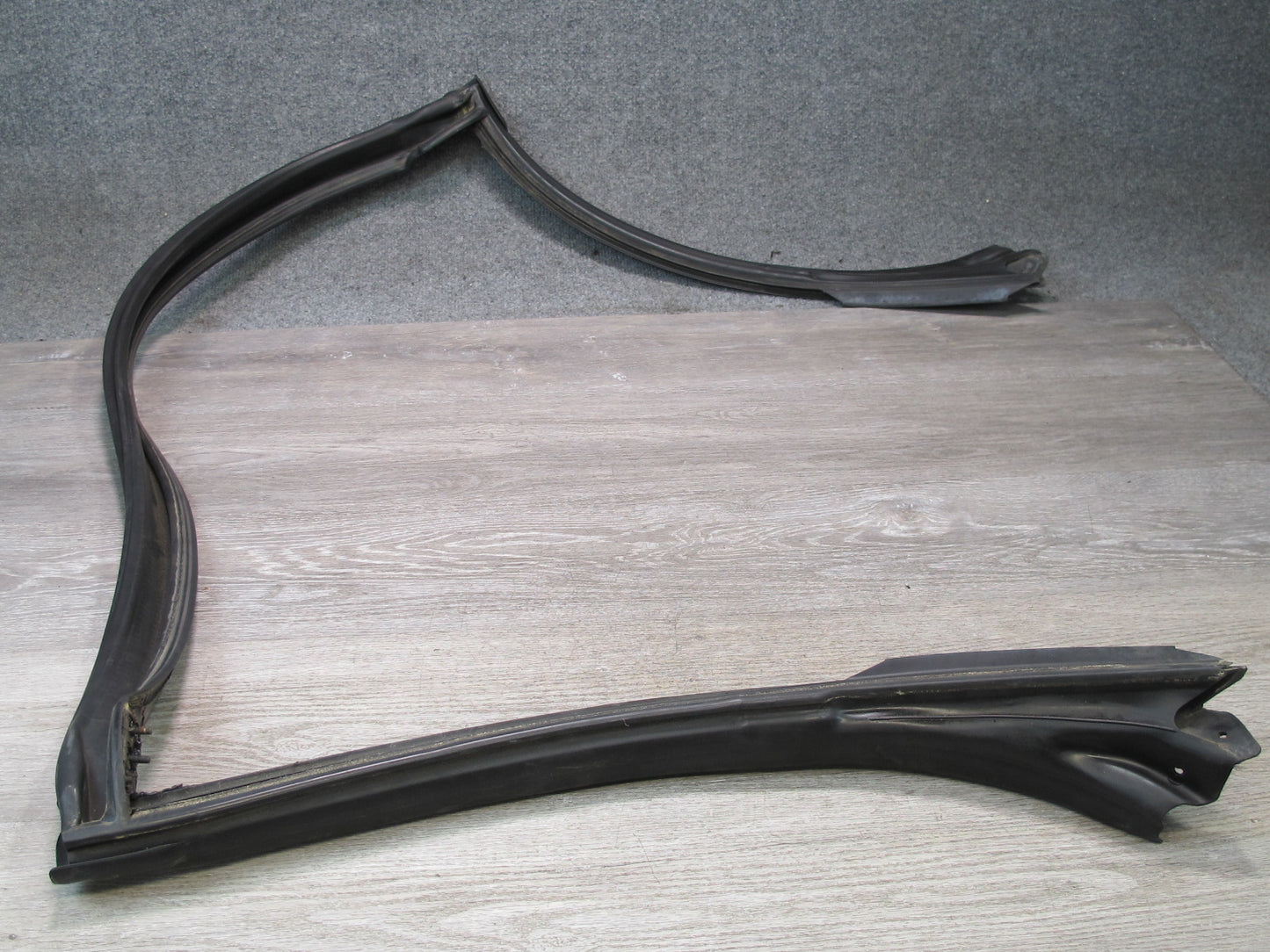 2012-2020 Mercedes R172 SLK SLC Front Windshield Glass Rubber Weatherstrip Seal