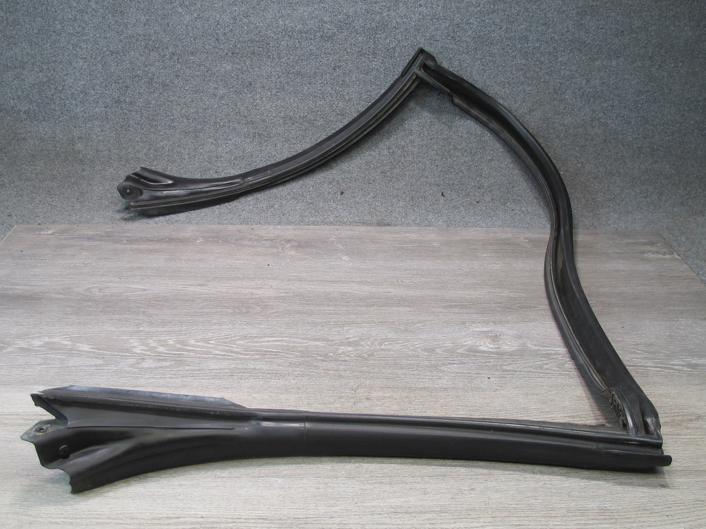 2012-2020 Mercedes R172 SLK SLC Front Windshield Glass Rubber Weatherstrip Seal