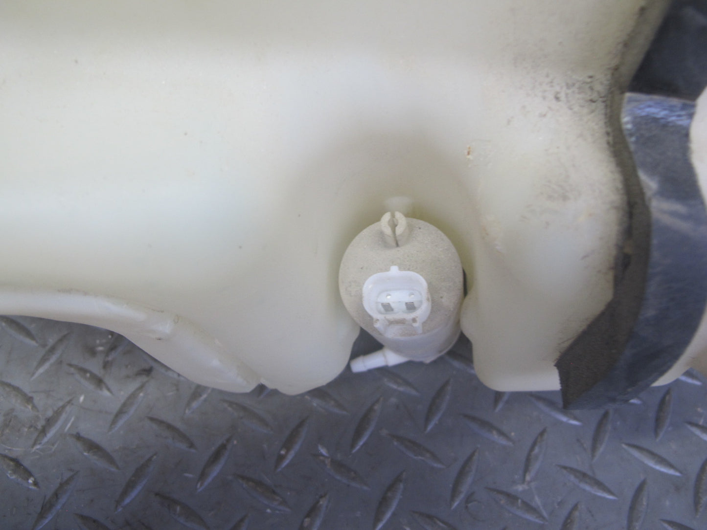 2003-2007 Hummer H2 Front Windshield Wiper Washer Reservoir Tank Bottle