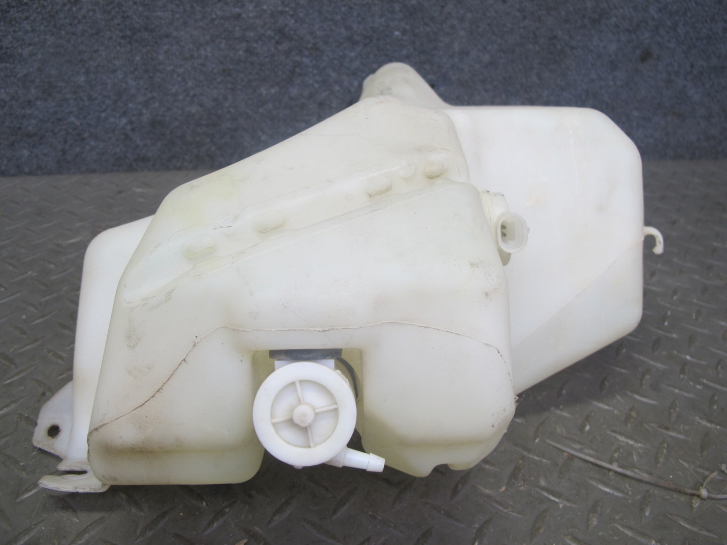 2003-2007 Hummer H2 Front Windshield Wiper Washer Reservoir Tank Bottle
