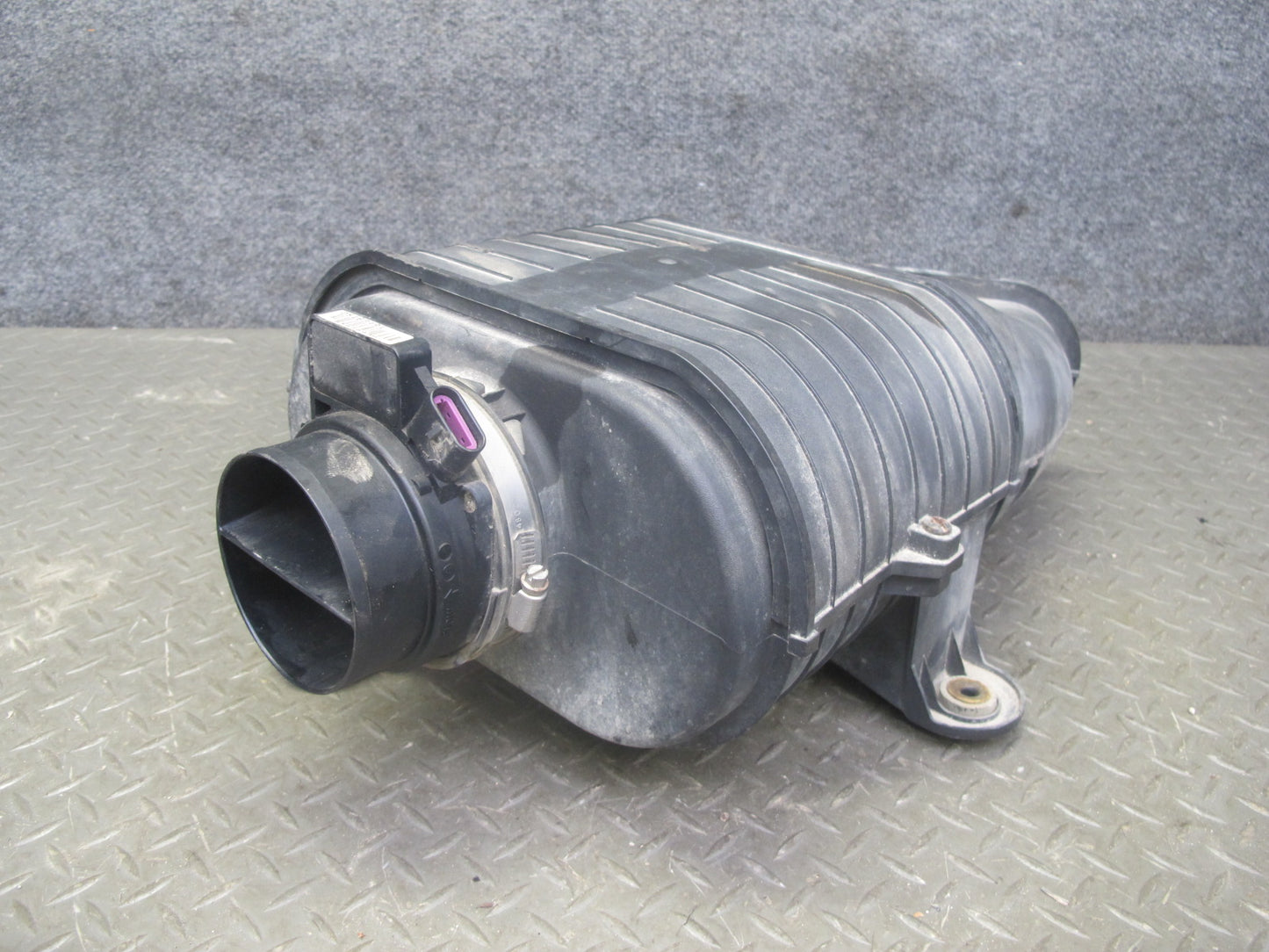 2003-2007 Hummer H2 6.0L Air Intake Cleaner Filter Box Housing W/ MAF Sensor
