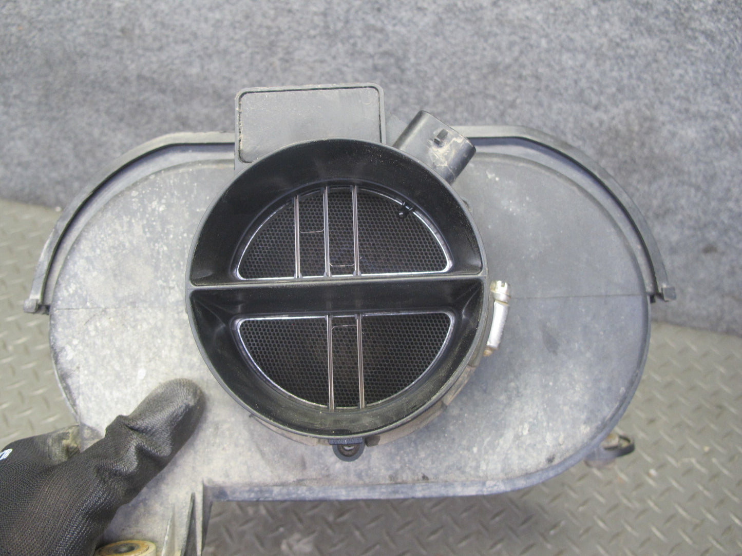 2003-2007 Hummer H2 6.0L Air Intake Cleaner Filter Box Housing W/ MAF Sensor