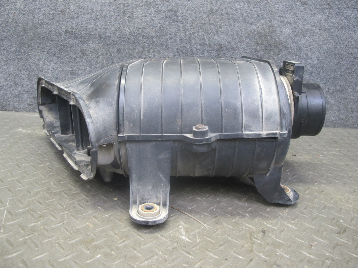 2003-2007 Hummer H2 6.0L Air Intake Cleaner Filter Box Housing W/ MAF Sensor