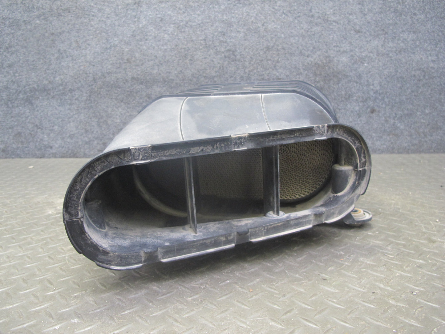 2003-2007 Hummer H2 6.0L Air Intake Cleaner Filter Box Housing W/ MAF Sensor