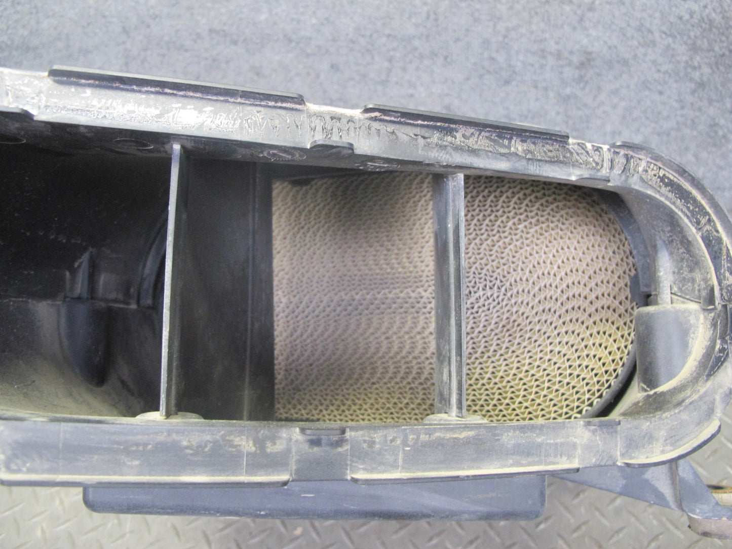 2003-2007 Hummer H2 6.0L Air Intake Cleaner Filter Box Housing W/ MAF Sensor