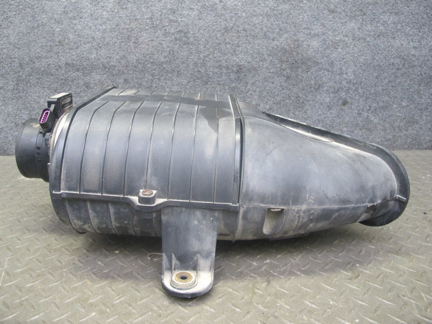 2003-2007 Hummer H2 6.0L Air Intake Cleaner Filter Box Housing W/ MAF Sensor