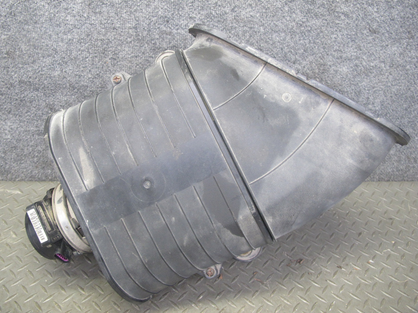 2003-2007 Hummer H2 6.0L Air Intake Cleaner Filter Box Housing W/ MAF Sensor