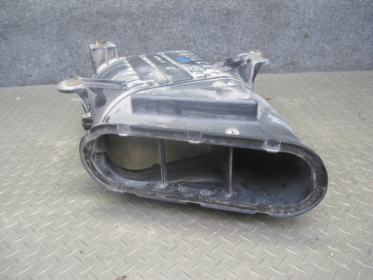 2003-2007 Hummer H2 6.0L Air Intake Cleaner Filter Box Housing W/ MAF Sensor