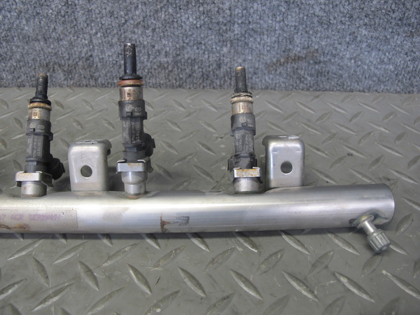 2008 VW Golf R32 MK5 VR6 3.2L Cbra Fuel Injection Rail Tube w Injectors OEM