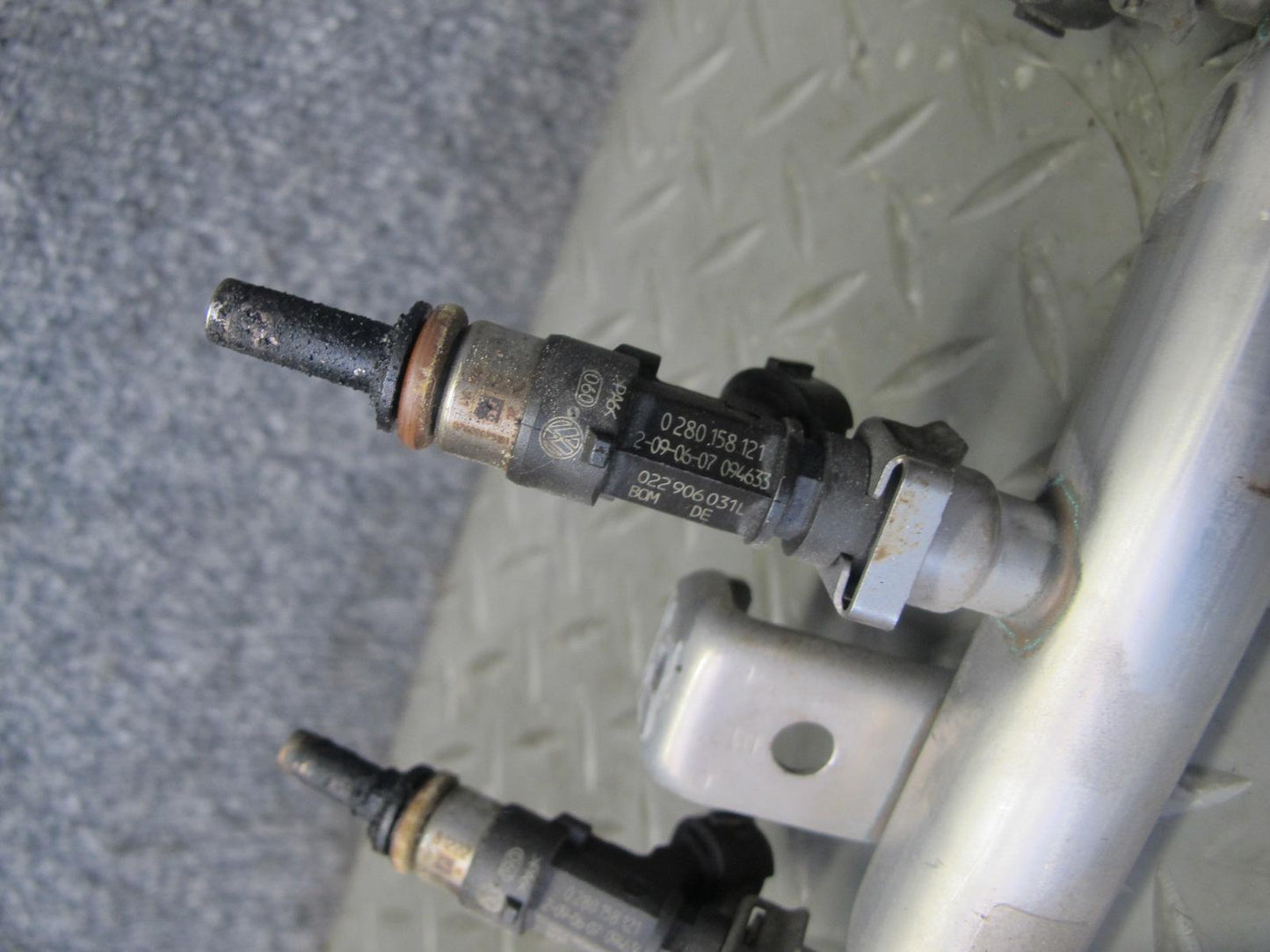 2008 VW Golf R32 MK5 VR6 3.2L Cbra Fuel Injection Rail Tube w Injectors OEM