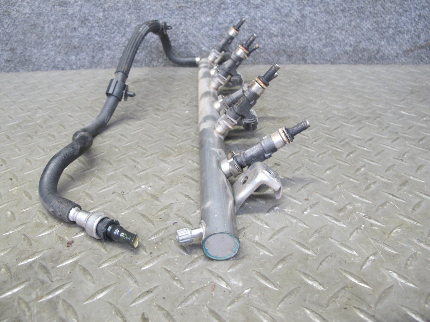 2008 VW Golf R32 MK5 VR6 3.2L Cbra Fuel Injection Rail Tube w Injectors OEM