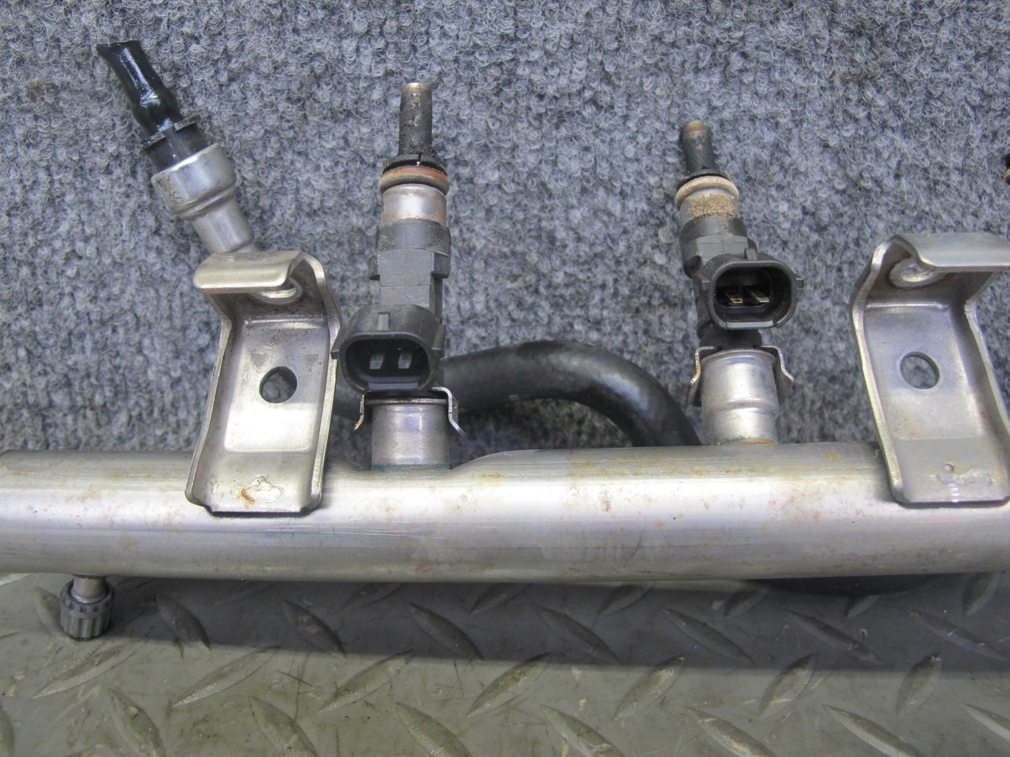 2008 VW Golf R32 MK5 VR6 3.2L Cbra Fuel Injection Rail Tube w Injectors OEM