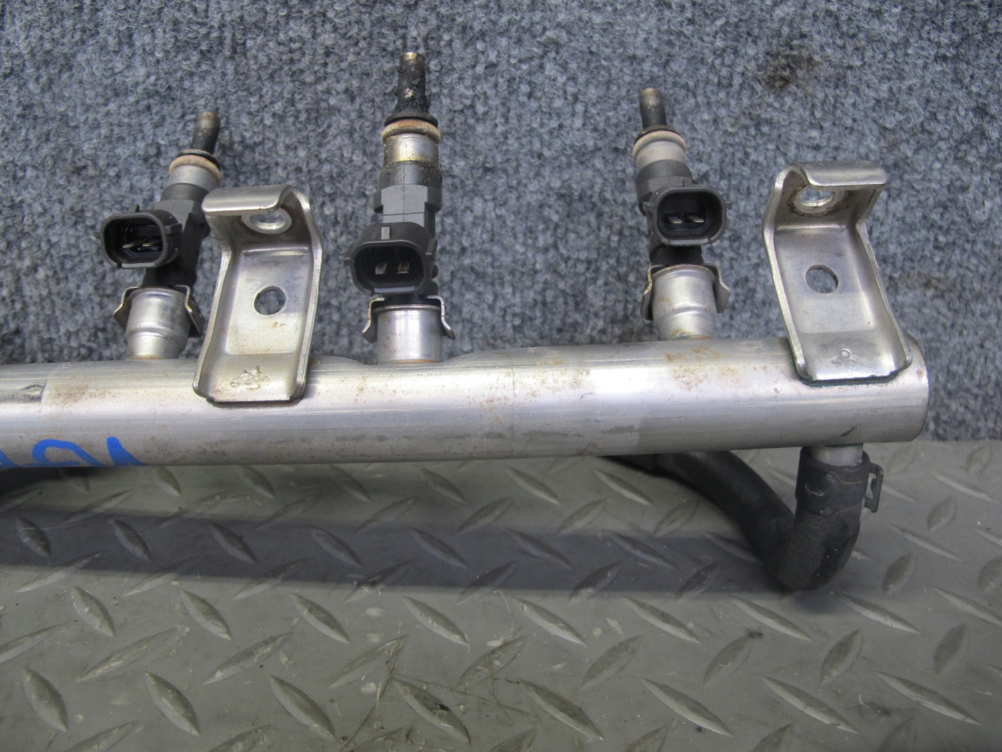 2008 VW Golf R32 MK5 VR6 3.2L Cbra Fuel Injection Rail Tube w Injectors OEM