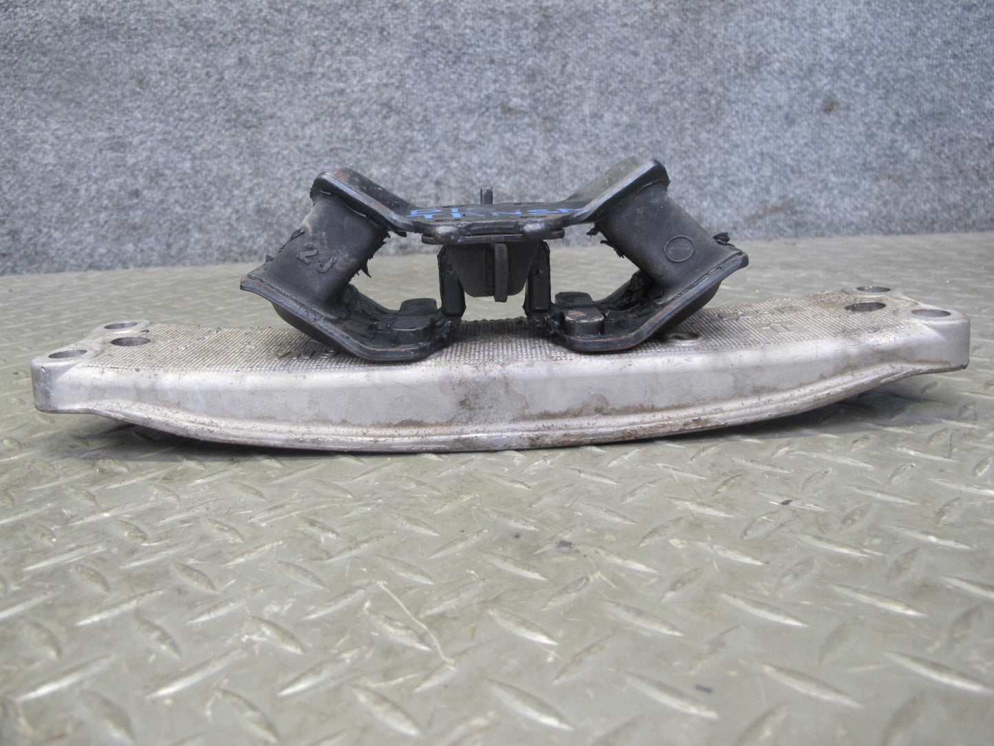 01-05 Lexus JCE10L IS300 A650E A/T Automatic Transmission Mount Bracket OEM