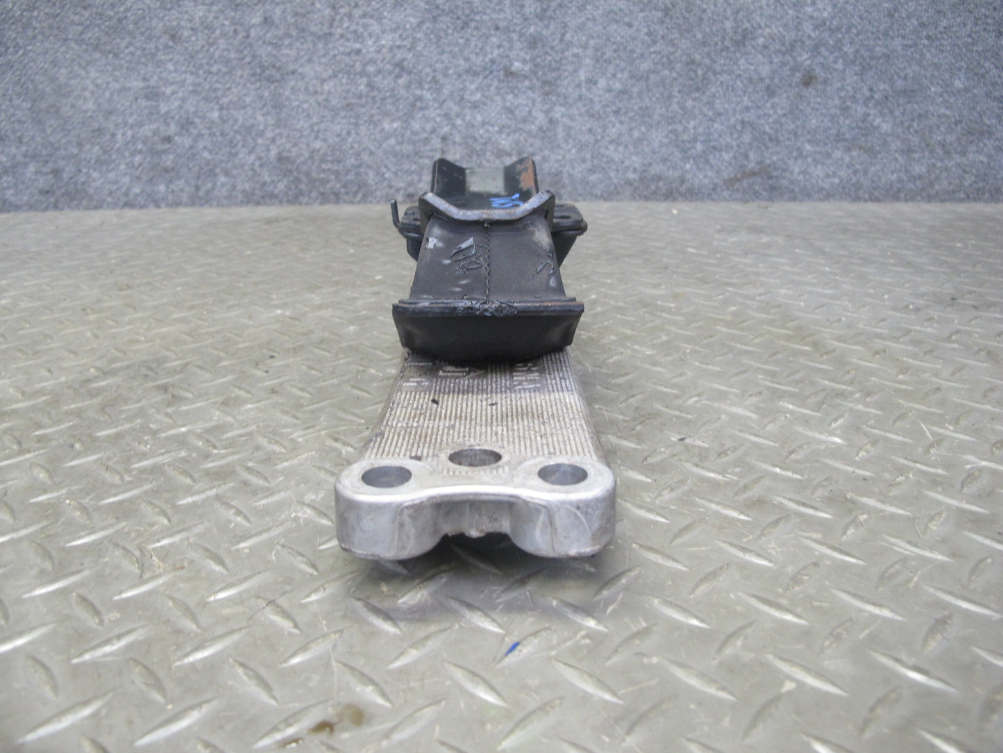 01-05 Lexus JCE10L IS300 A650E A/T Automatic Transmission Mount Bracket OEM