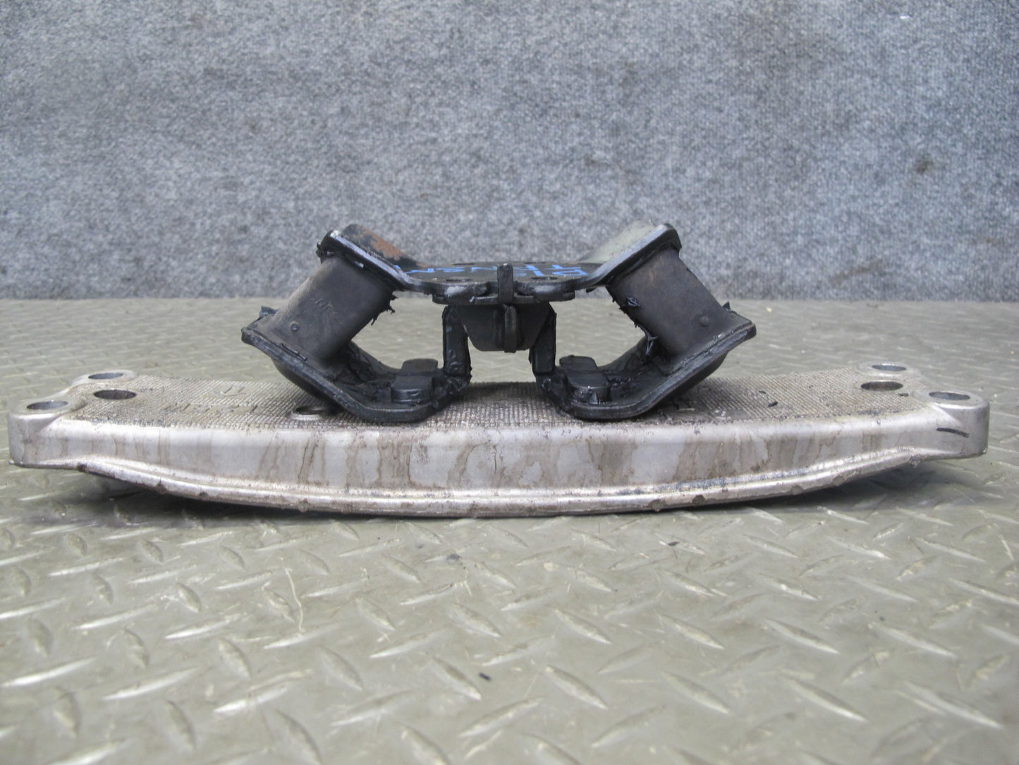 01-05 Lexus JCE10L IS300 A650E A/T Automatic Transmission Mount Bracket OEM