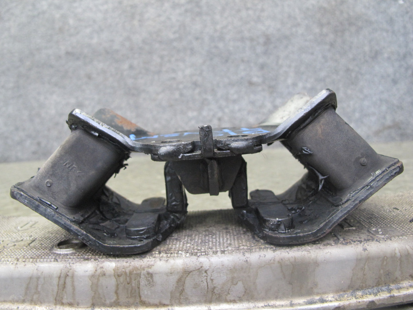 01-05 Lexus JCE10L IS300 A650E A/T Automatic Transmission Mount Bracket OEM