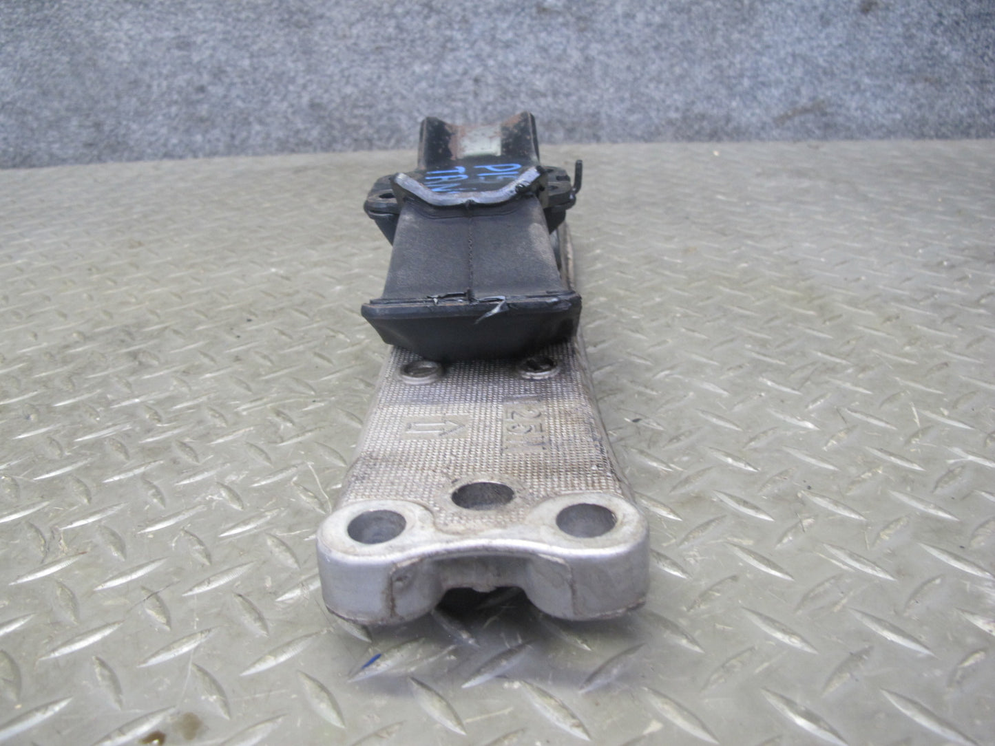 01-05 Lexus JCE10L IS300 A650E A/T Automatic Transmission Mount Bracket OEM