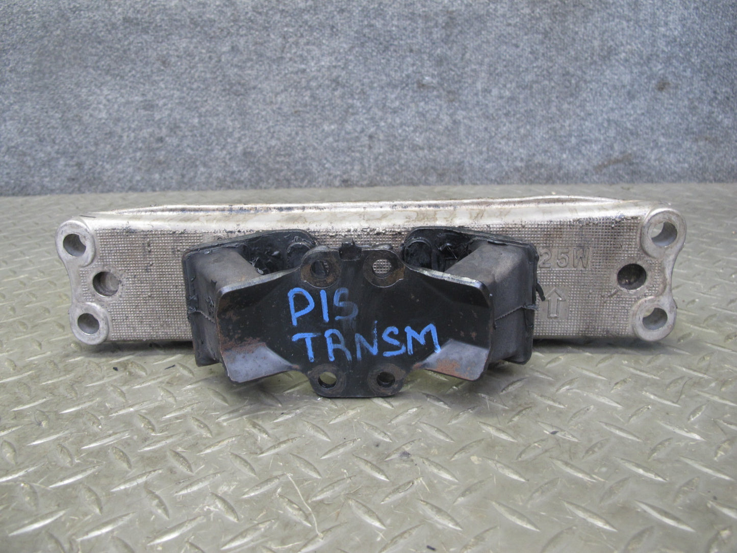 01-05 Lexus JCE10L IS300 A650E A/T Automatic Transmission Mount Bracket OEM