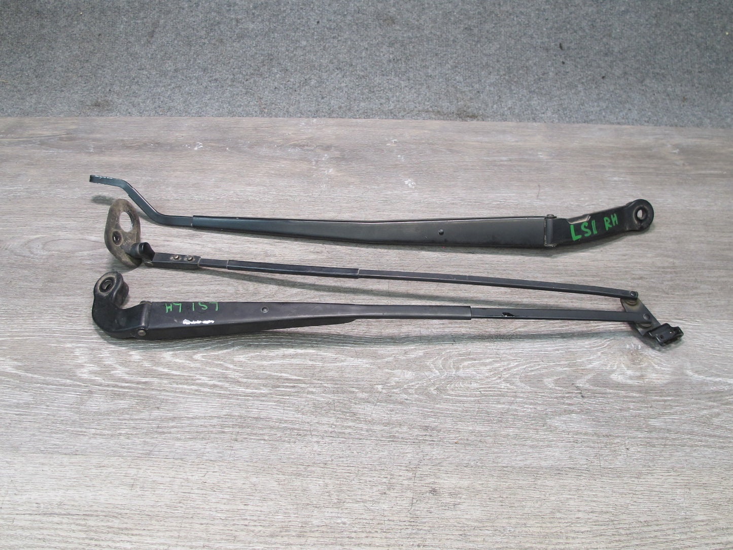 95-00 Lexus LS400 UCF20L Set of 2 Front Left & Right Windshield Wiper Arm OEM