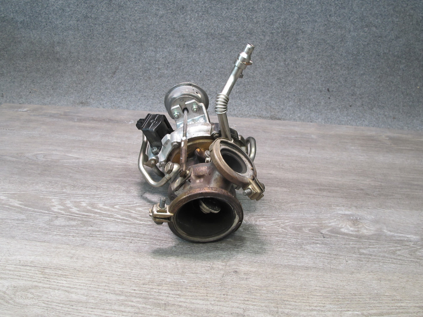 2012 BMW E70 F01 F02 F07 F10 F12 4.4L N63 Left Engine Turbocharger 7576985 OEM