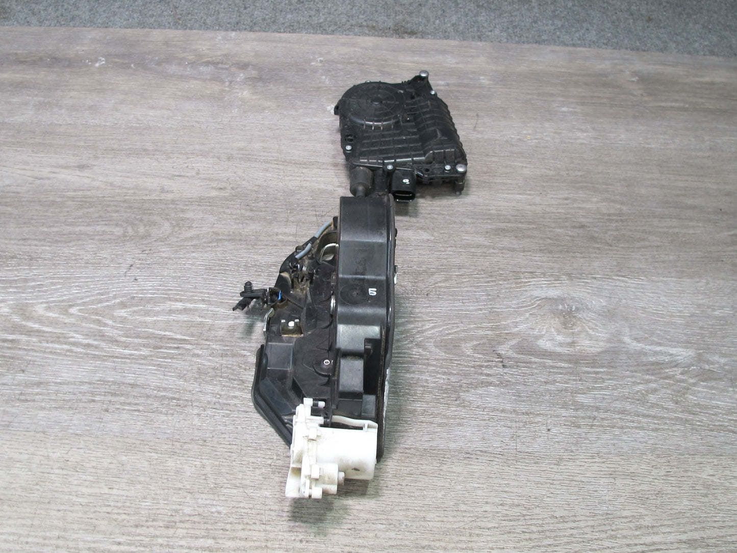 2010-2014 BMW E71 E72 X6 Front Left Door Lock Latch Actuator w Soft Close