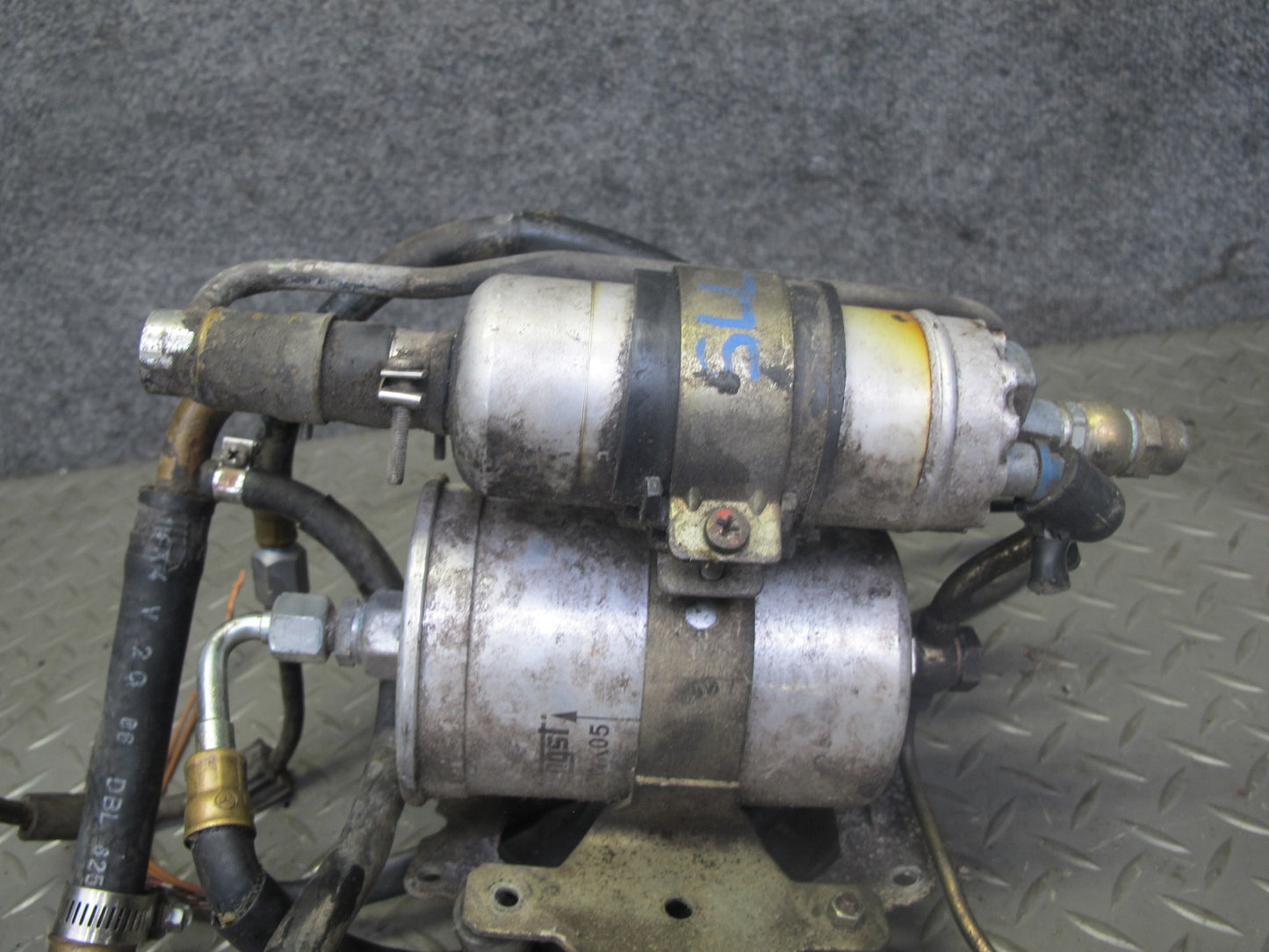 86-89 Mercedes R107 560SL Fuel Filter & Pump Assembly w Bracket OEM