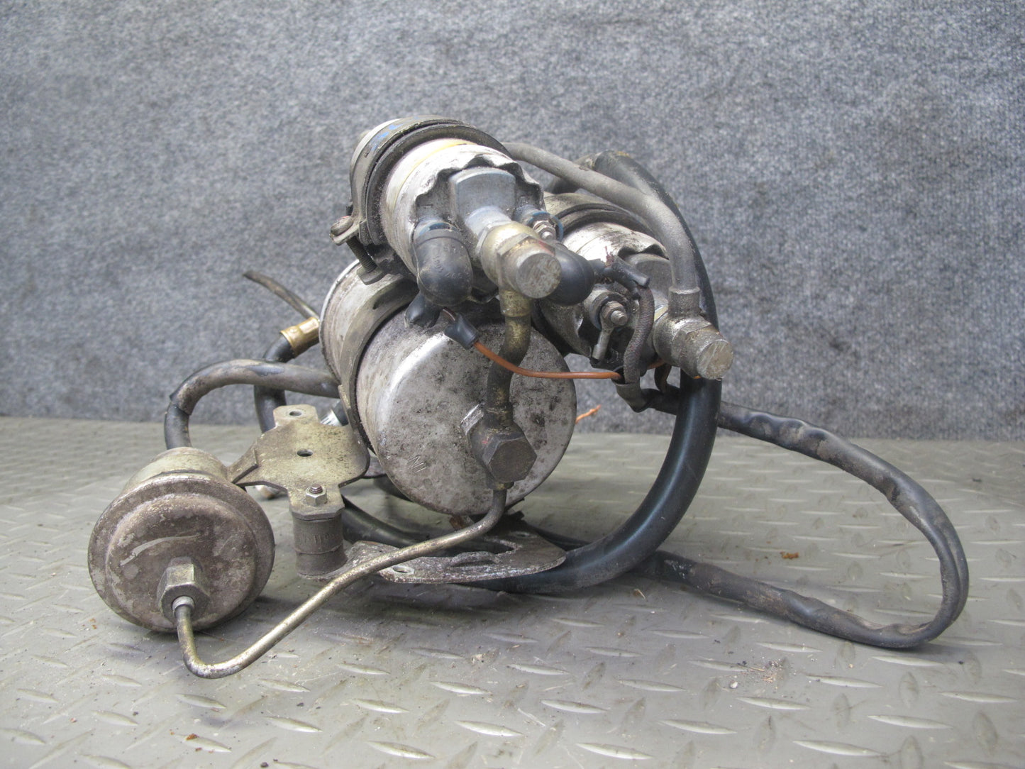 86-89 Mercedes R107 560SL Fuel Filter & Pump Assembly w Bracket OEM